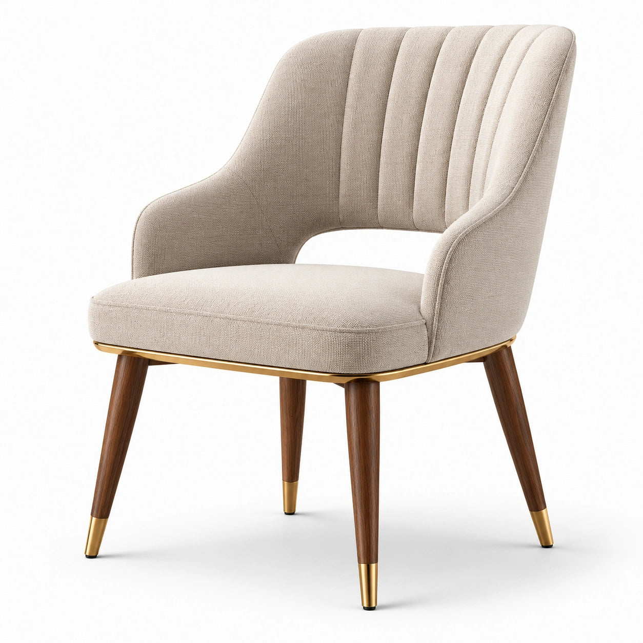 Chaise en bois avec tissu beige et détails dorés